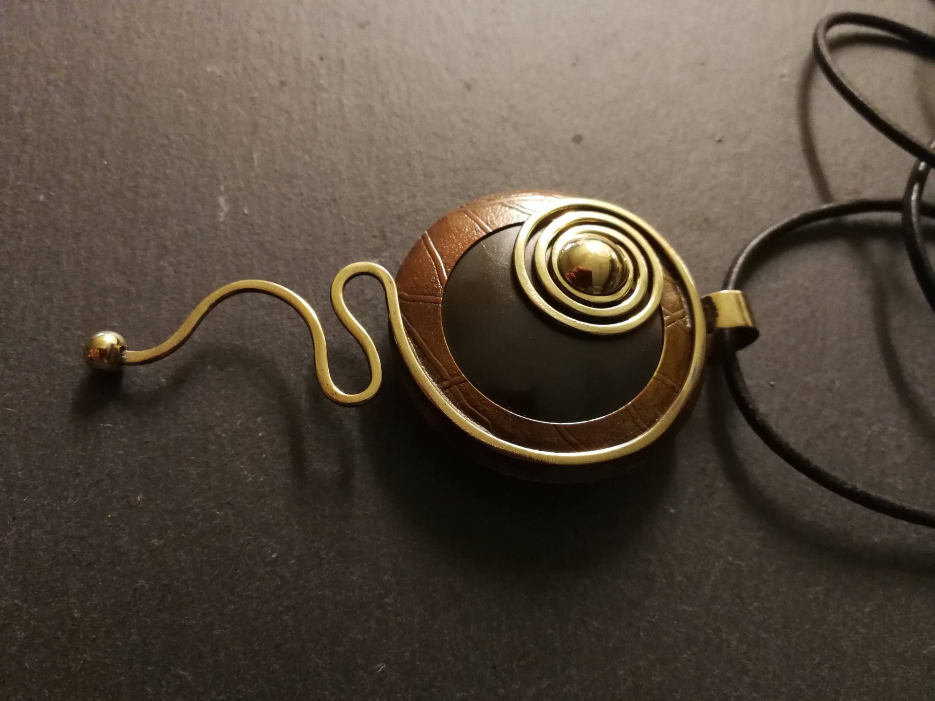 Amulett Bzw. Anhänger Am Langen Lederband von Crazyschmuck