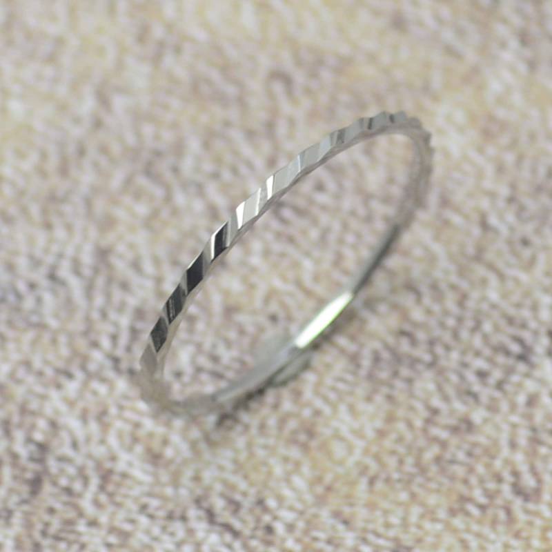 Ring Schmal 1 Mm Muster Edelstahl Silber Damenring von Crazysteelhouse
