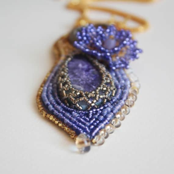 Erste Astern. Perlen Bestickter Anhänger, Natürlicher Charoit, Lila Stein, Violett, Gold, Gelb, Tropfenperlen, Ooak, Perlenarbeit, Steinanhänger von CrazywoolByElena