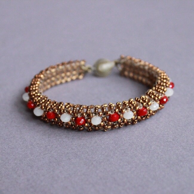 Passend Für Eine Königin. Perlenarmband, Crazywool Perlen, Metallic Bronze Armband, Messing Verschluss, Weiß Rot Rondell Kristalle, Flexibel Elegant von CrazywoolByElena
