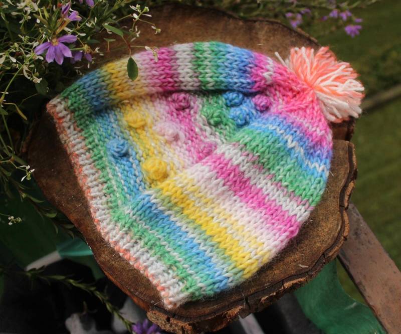 Regenbogen Bläschen. Gestrickte Beanie, Mädchenmütze, Handgestrickte Mütze Mit Streifen in Bunten Farben von CrazywoolByElena