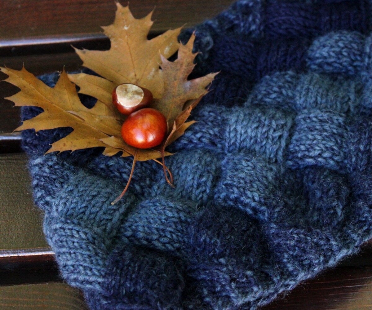Tiefblauer Rautenschal. Grobstrick Schal, Jeansblau von CrazywoolByElena