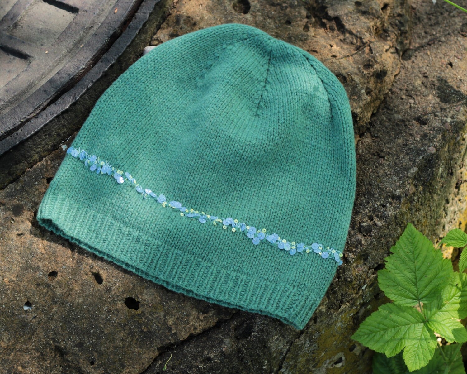 Vergissmein-Me_Not. Gestrickte Kaschmirmütze, Damenmütze, Sprakelnde Grüne Blaue Mütze, Hellgrüne Reines Kaschmir, Hellblaugrüne Pailletten von CrazywoolByElena