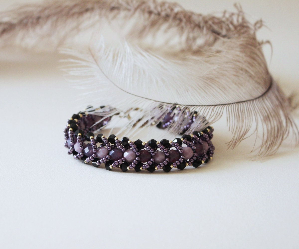 Violetter Abend. Perlenarmband, Crazywool Perlen, Metallic Gold Ton Armband, Messing Knebelverschluss, Schwarz Violett Gold, Flexibel Elegant von CrazywoolByElena