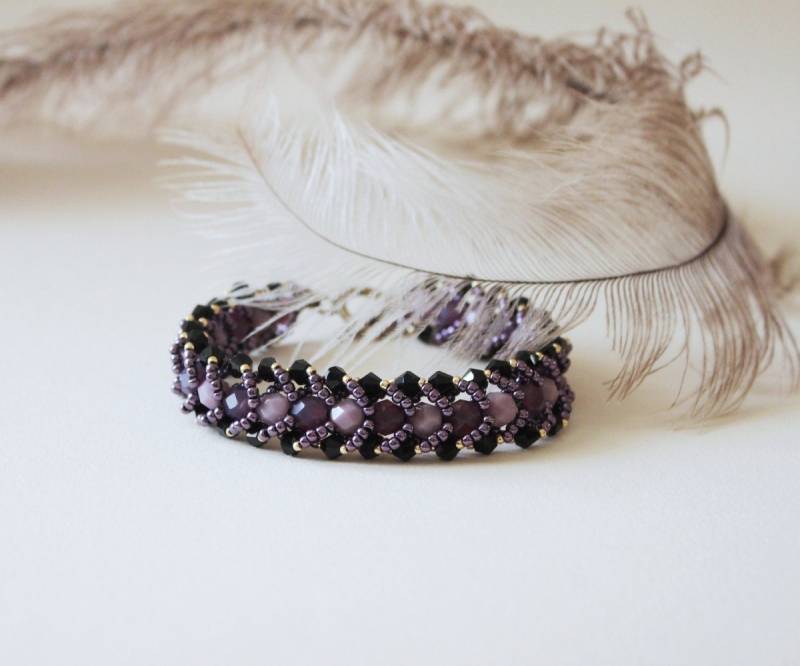 Violetter Abend. Perlenarmband, Crazywool Perlen, Metallic Gold Ton Armband, Messing Knebelverschluss, Schwarz Violett Gold, Flexibel Elegant Violetter Abend. Perlenarmband, Crazywool Perlen, Metallic Gold Ton Armband, Messing Knebelverschluss, Schwarz Violett Gold, Flexibel Elegant von CrazywoolByElena
