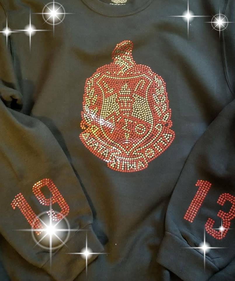 Delta Sequin Shield Sweatshirt Mit Jahresärmeln Delta Sequin Shield Sweatshirt Mit Jahresärmeln von Cre8tionsByCynthia