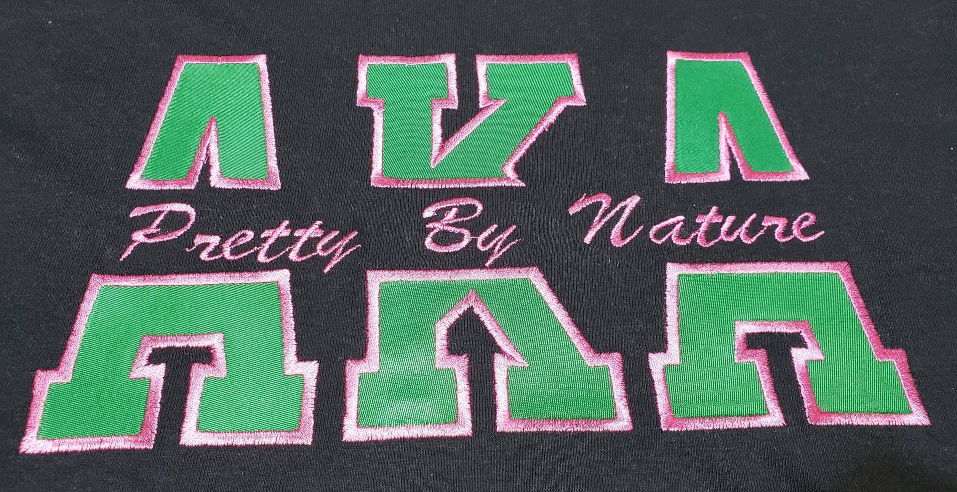 Split Applikation "Pretty By Nature" Bestickte Aka Sweatshirt Split Applikation "Pretty By Nature" Bestickte Aka Sweatshirt von Cre8tionsByCynthia