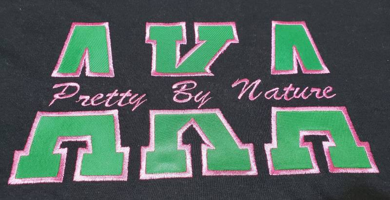 Split Applikation "Pretty By Nature" Bestickte Aka Sweatshirt Split Applikation "Pretty By Nature" Bestickte Aka Sweatshirt von Cre8tionsByCynthia