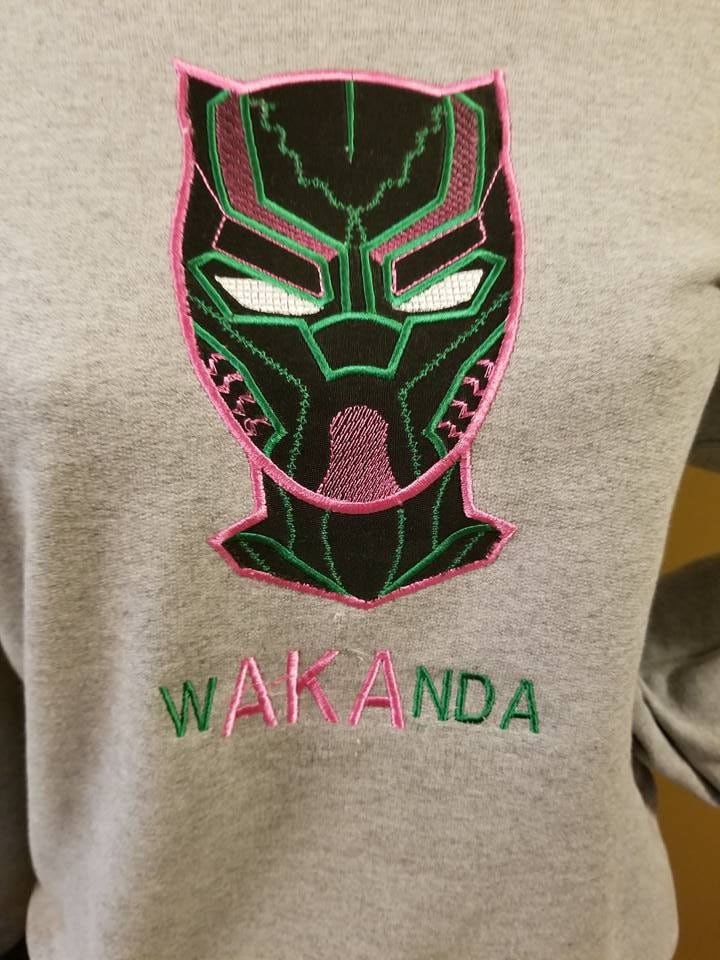 Wakanda Sweatshirt Black Panther Inspirierte Bestickte Maske Wakanda Sweatshirt Black Panther Inspirierte Bestickte Maske von Cre8tionsByCynthia