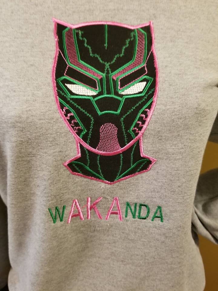 Wakanda Sweatshirt Black Panther Inspirierte Bestickte Maske Wakanda Sweatshirt Black Panther Inspirierte Bestickte Maske von Cre8tionsByCynthia