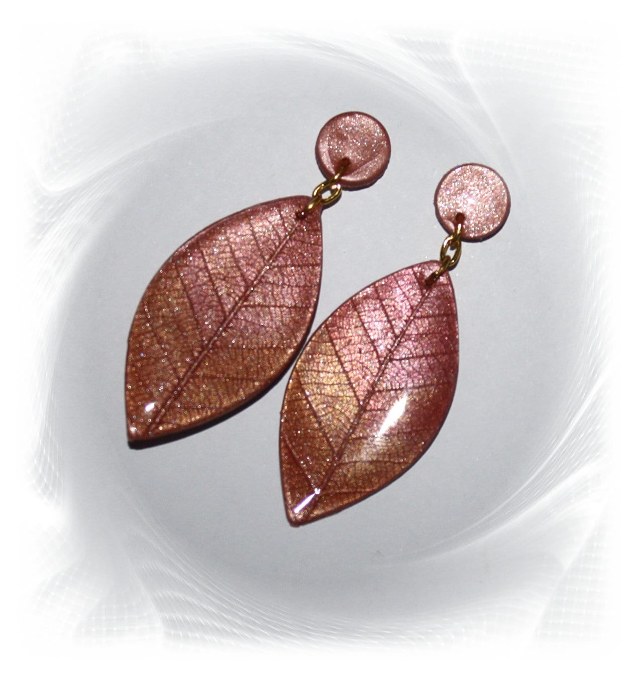 Bildschöne Ohrringe in Blattform, Polymer Art, Hängeohrringe Blatt, Kupfer Metallic von CreARTion