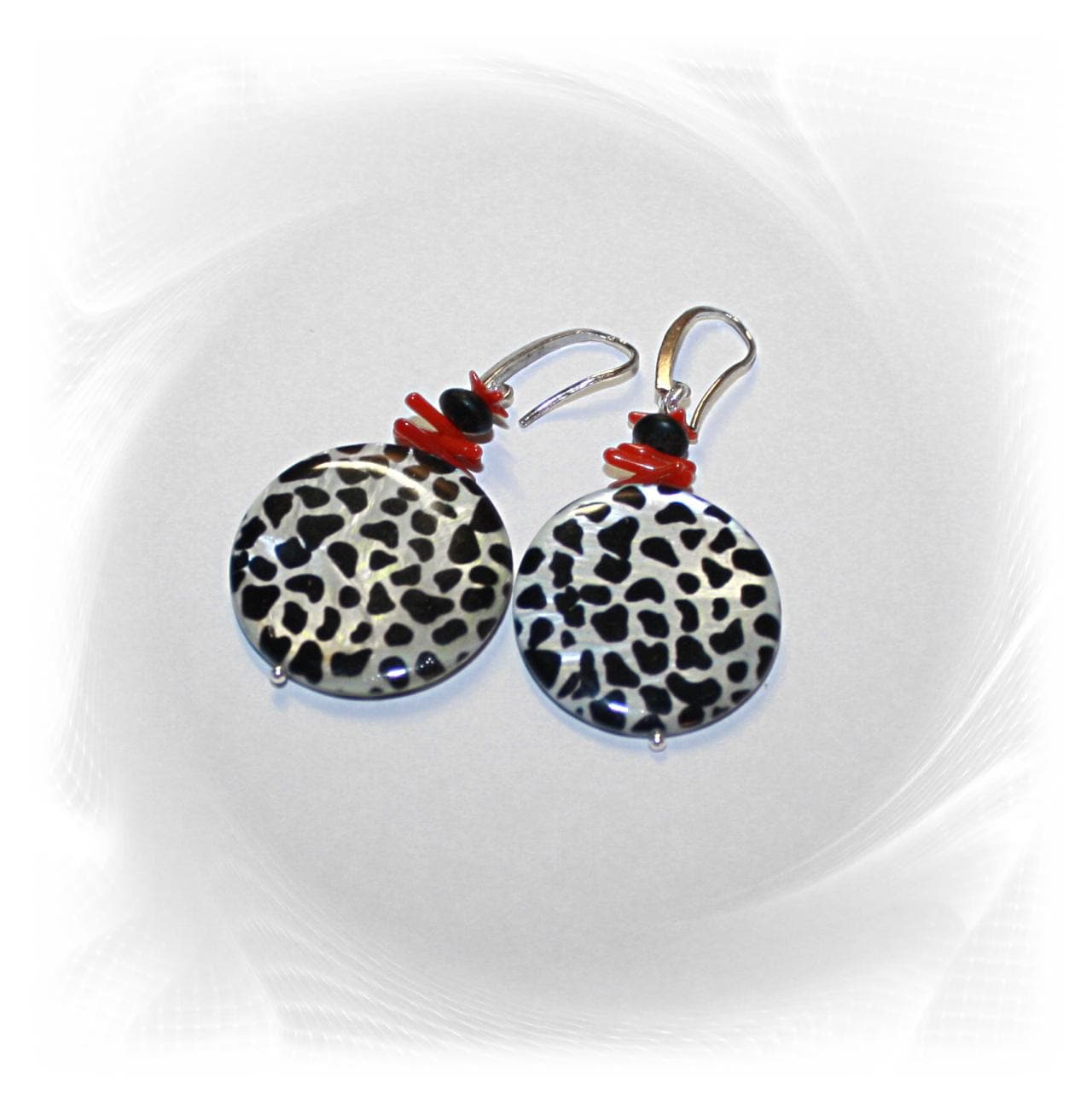 Moderne Ohrringe, Hängeohrringe, Animal Print, Statement Ohrringe Boho, Perlmutt, Koralle, Handmade Unikatschmuck von CreARTion