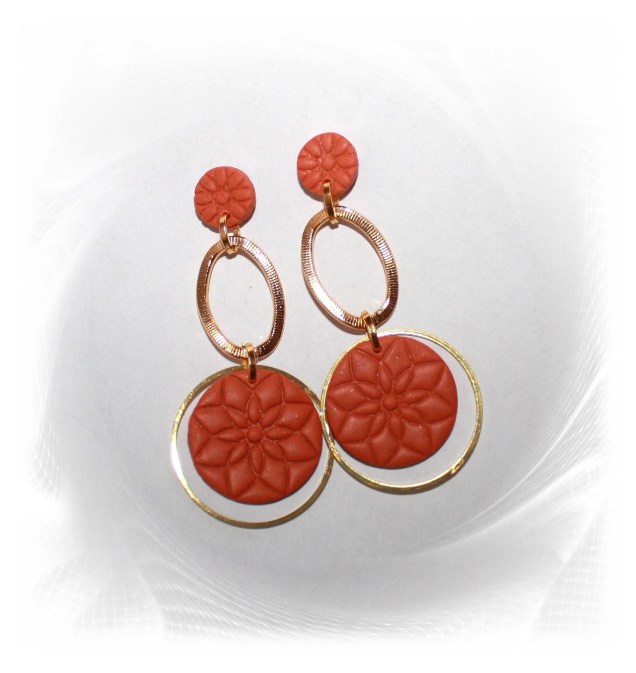 Stilvolle Statement Ohrringe in Orange Gold, Boho Ohrringe, Hängeohrringe Polymer Clay, Unikatschmuck, Creolen von CreARTion