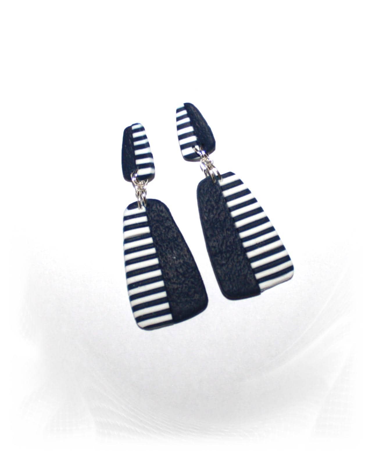 Topmoderne, Maritime Ohrringe in Marine Weiß, Dunkelblau Weißes Streifendesign, Ohrhänger, Ohrstecker Hängend, Marine-Look von CreARTion