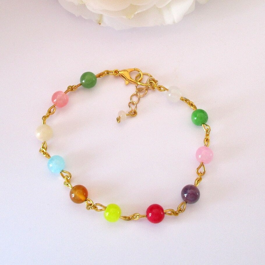 Armband Aus Kleinen Edelsteinperlen in Verschiedenen Farben von CreaMaryLune