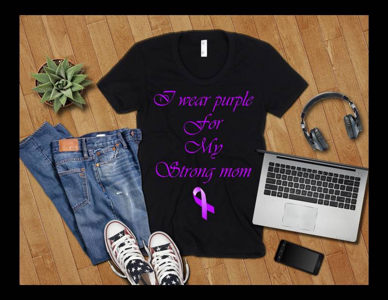 Ich Trage Lila Für Meine Starke Mama Bauchspeicheldrüsen Krebs Bewusstsein Und Unterstützung Shirt Tshirt Kurzarm Unisex T-Shirt von CreaTeeVityCO