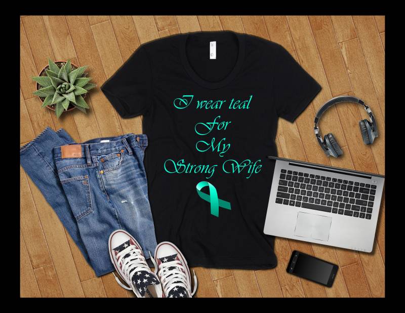 Ich Trage Petrol Für Meine Starke Frau Ovarial Krebs Bewusstsein Und Unterstützung Shirt Tshirt Beten Gebete Kurzarm Unisex T-Shirt von CreaTeeVityCO