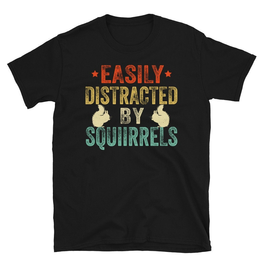 Eichhörnchen T-Shirt, Leicht Abgelenkt Von Eichhörnchen, Lustiges Shirt, Liebhaber Geschenk, Eichhörnchenbesitzer, Süßes Tierliebhaber Geschenk von CreaTeeveCustom