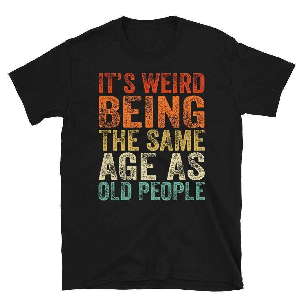 Es Ist Seltsam, Das Gleiche Alter Wie Alte Menschen T-Shirt, Geschenk Für Oma, Opa, Lustiges Vatertags-Familiengeschenk von CreaTeeveCustom