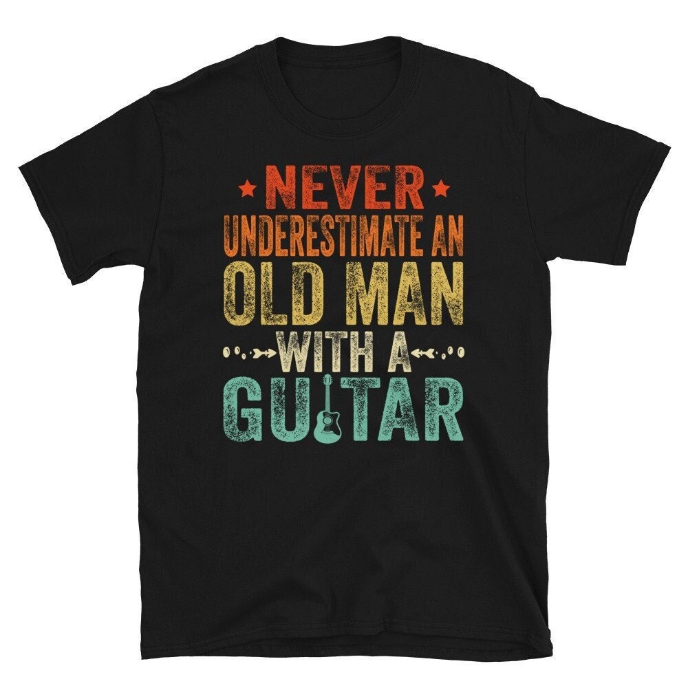 Never Underestimate An Old Man With A Guitar T Shirt, Papa Gitarrenspieler Geschenk, Geschenk Shirt Für Gitarrist, Gitarren Liebhaber T-Shirt von CreaTeeveCustom