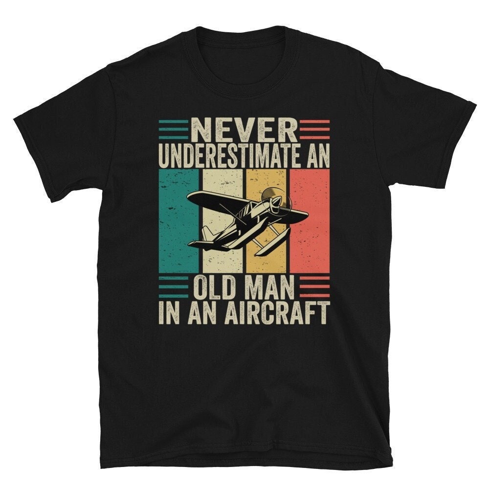 Nie Einen Alten Mann in Einem Flugzeug T-Shirt T-Shirt, Herren, Lustiges Tshirt, Geschenk Für Piloten Shirts von CreaTeeveCustom