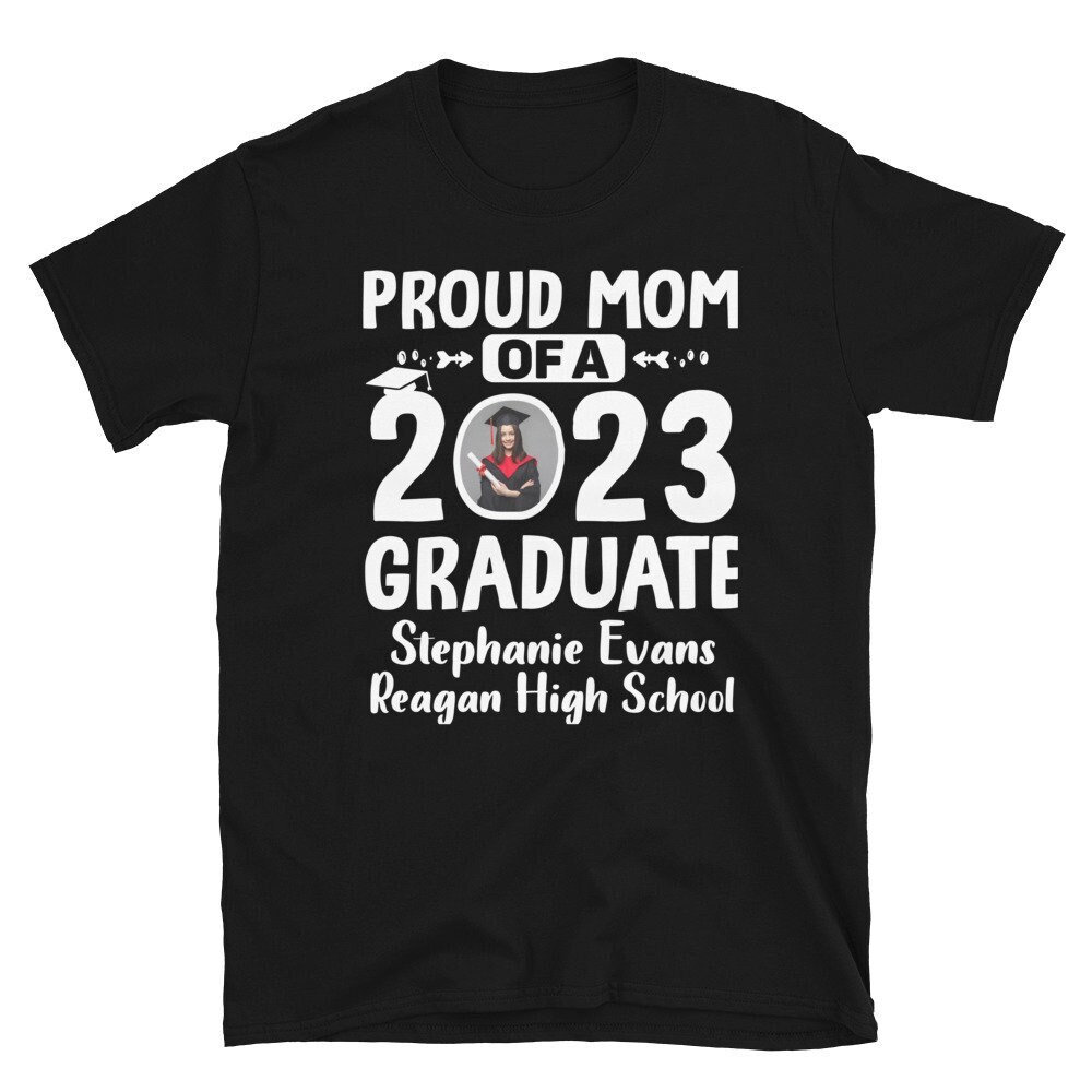 Personalisierte Abschluss T-Shirts, Familien-Abschluss-Shirts 2023, Hinzufügen Der Foto-Abschlussfeier, Stolze Mama Von 2023-Absolventen von CreaTeeveCustom