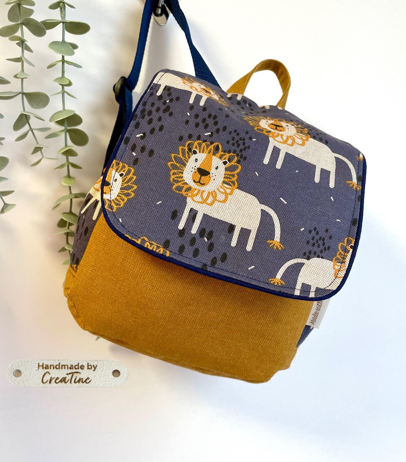 Mini Kinderrucksack - Löwen Motiv Krippen Rucksack Kita Personalisiert Indigoblau/Curry Farben Geschenk -Kindergarten von CreaTineHandmade