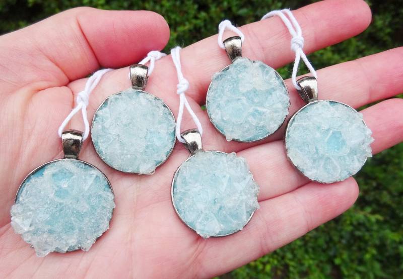 Nachtleuchtender "Eiskristall" Larp-Schmuck Metallgefasst Türkis Blau Weiß Nachtleuchtender "Eiskristall" Larp-Schmuck Metallgefasst Türkis Blau Weiß von Creadoskop