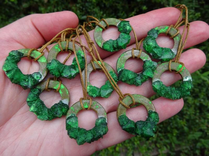 Nachtleuchtender Endzeit-Schmuck "Verstrahlte Anhänger" Für Larp Grün Braun Nachtleuchtender Endzeit-Schmuck "Verstrahlte Anhänger" Für Larp Grün Braun von Creadoskop