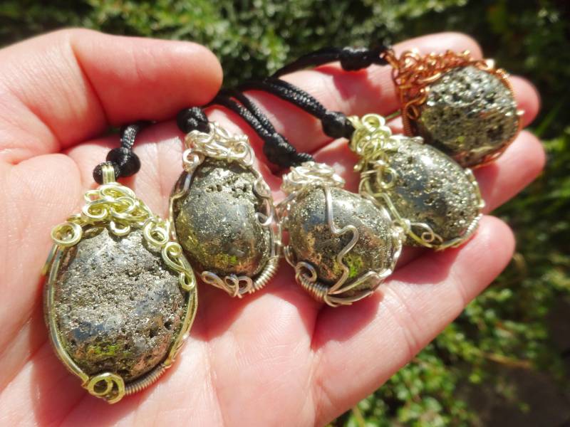 Schimmernde Pyrit-Anhänger in Kupferdraht Wirewrap Goldfarben von Creadoskop