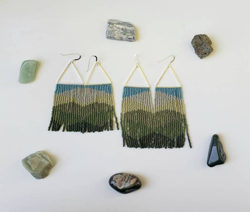 Krissy Ist Ohne Abweichung. Handgeflochtene Ohrringe. Rocailles Perlen Fransen Natur Zwei Längen Verfügbar von CreamCityRocks