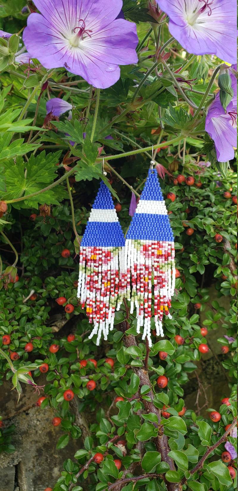 Weißer Streifen Und Blumen. Handgeflochtene Ohrringe. Rocailles Perlen Fransen Blumen von CreamCityRocks