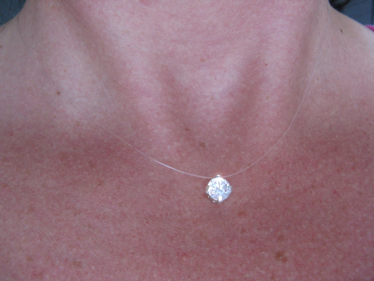 Schöne Und Zarte Unsichtbare Kette Mit Einem Swarovski Kristallanhänger Schöne Und Zarte Unsichtbare Kette Mit Einem Swarovski Kristallanhänger von Creamelanie