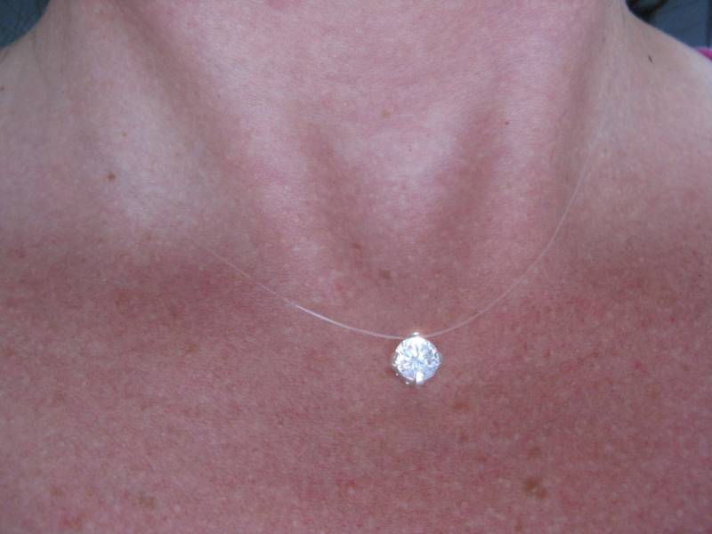 Schöne Und Zarte Unsichtbare Kette Mit Einem Swarovski Kristallanhänger Schöne Und Zarte Unsichtbare Kette Mit Einem Swarovski Kristallanhänger von Creamelanie