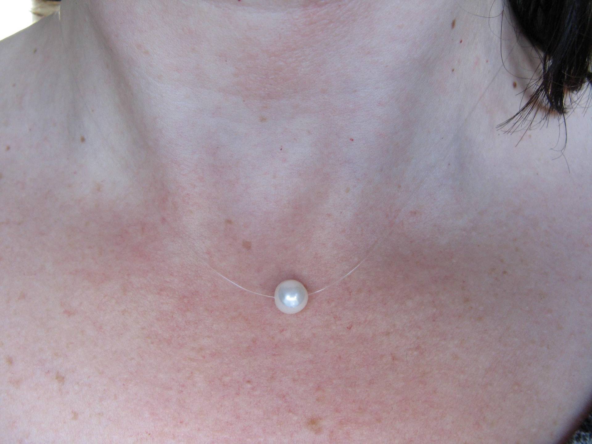 Transparente Halskette Aus Nylonfaden Mit Weißer Süßwasserperle Transparente Halskette Aus Nylonfaden Mit Weißer Süßwasserperle von Creamelanie