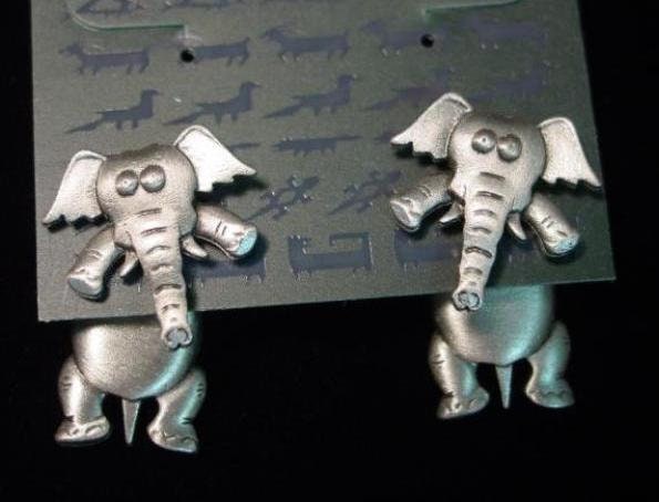 3D Elefanten Ohrhänger Aus Zinn 3D Elefanten Ohrhänger Aus Zinn von CreasFimoCindy