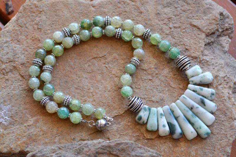 Weihnachtsgeschenk - Grüne Howlith-Türkis-Kette Silberperlen, Handgemachter Schmuck Weihnachtsgeschenk - Grüne Howlith-Türkis-Kette Silberperlen, Handgemachter Schmuck von Creasebysurekha