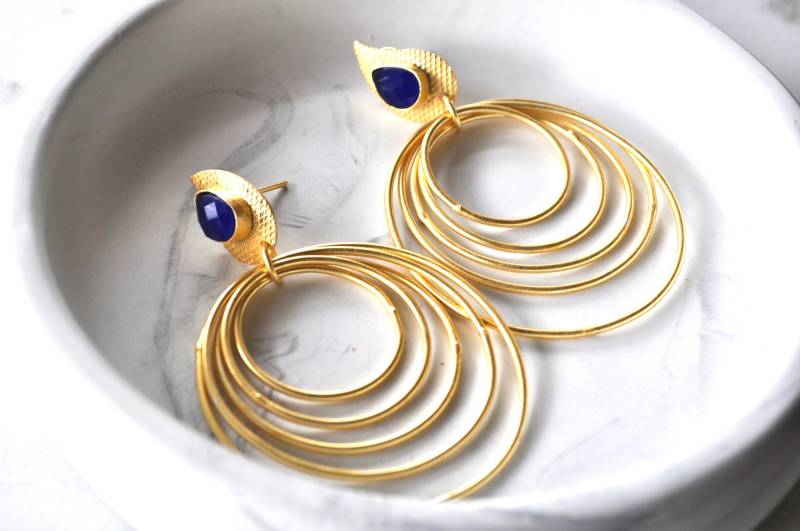 Handgefertigte Bronze Gold Creolen Ohrringe Blauer Stein, Modernes Schmuck Handgefertigte Bronze Gold Creolen Ohrringe Blauer Stein, Modernes Schmuck von Creasebysurekha