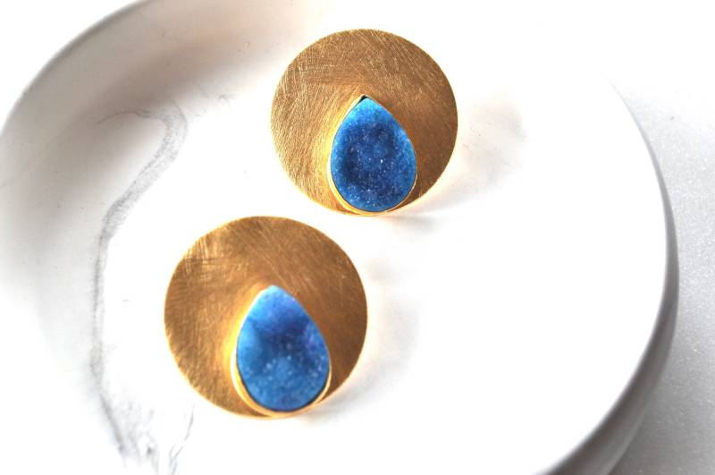 Handgemachte Blaue Druzy Disc Ohrringe Bronze-Gold Poliert Handgemachte Blaue Druzy Disc Ohrringe Bronze-Gold Poliert von Creasebysurekha