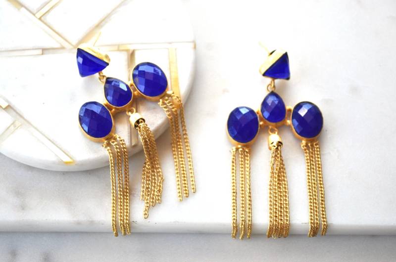 Handgemachte Blaue Edelstein-Quasten-Ohrringe Designer Metallohrringe Handgemachte Blaue Edelstein-Quasten-Ohrringe Designer Metallohrringe von Creasebysurekha