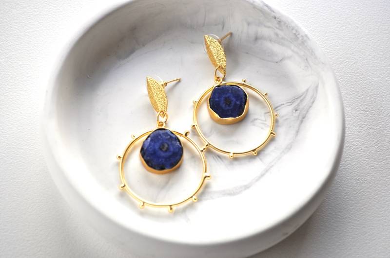 Handgemachte Blaue Stein Hoop Ohrringe Gold Tone Ohrringe von Creasebysurekha