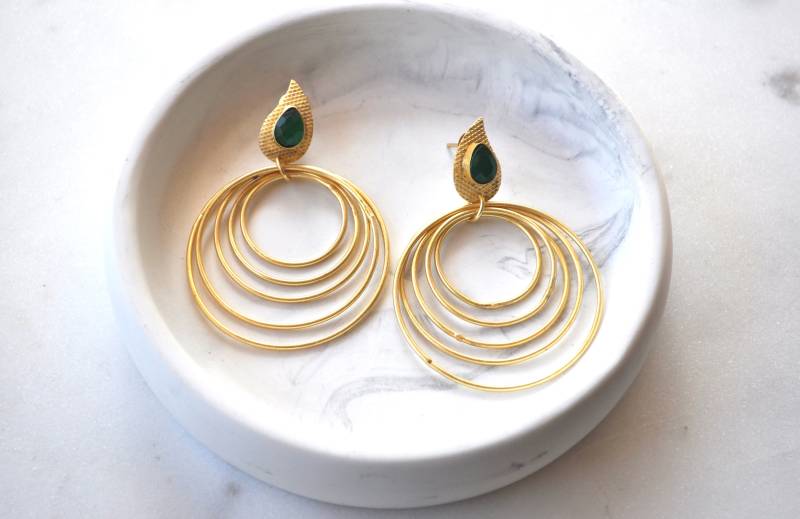 Handgemachte Edelstein-Creolen Gold Statement Ohrringe Handgemachte Edelstein-Creolen Gold Statement Ohrringe von Creasebysurekha