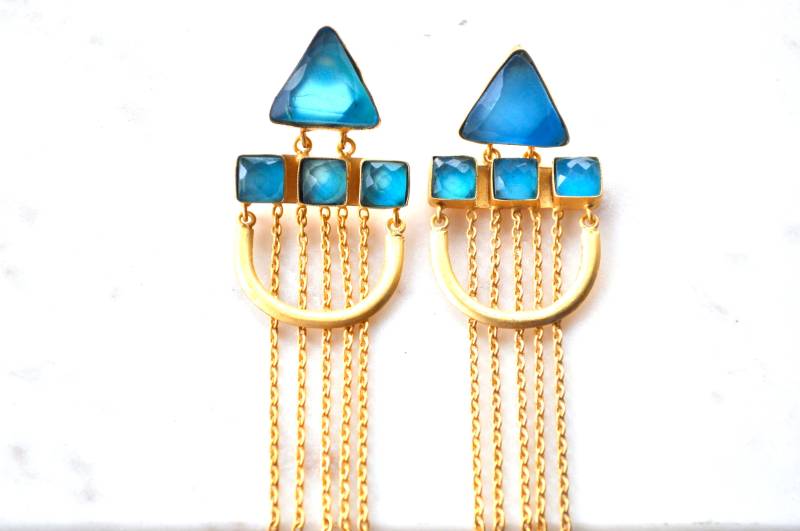 Handgemachte Edelstein-Ohrringe Gold-Ton-Ketten-Ohrringe Handgemachte Edelstein-Ohrringe Gold-Ton-Ketten-Ohrringe von Creasebysurekha