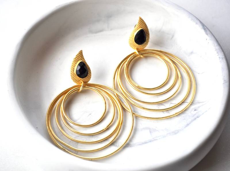 Handgemachte Gold Hoop Ohrringe Schwarze Stein Perlen Baumeln Ohrringe Handgemachte Gold Hoop Ohrringe Schwarze Stein Perlen Baumeln Ohrringe von Creasebysurekha