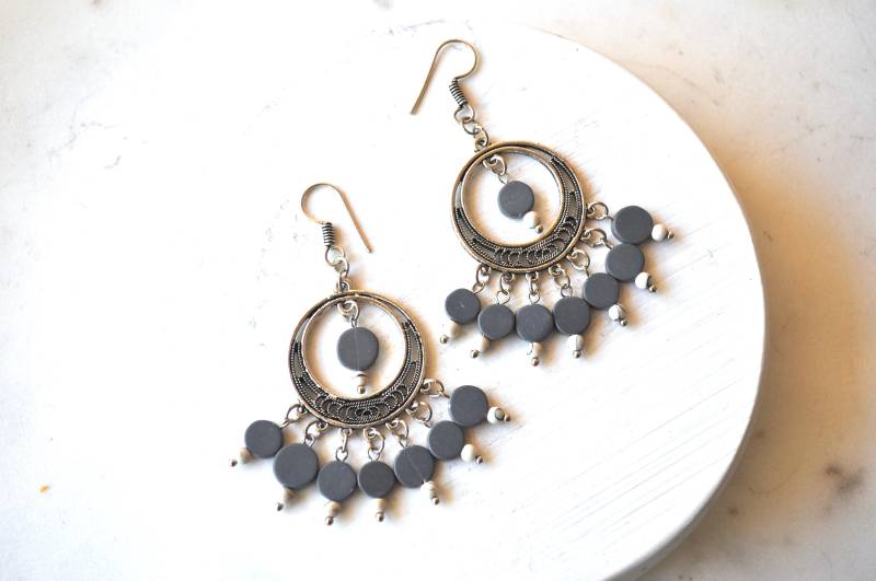 Handgemachte Graue Ohrringe Boho Modeschmuck Handgemachte Graue Ohrringe Boho Modeschmuck von Creasebysurekha