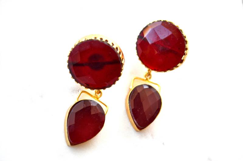 Handgemachte Ohrringe Roter Edelstein, Goldfarben, 5 cm Handgemachte Ohrringe Roter Edelstein, Goldfarben, 5 cm von Creasebysurekha