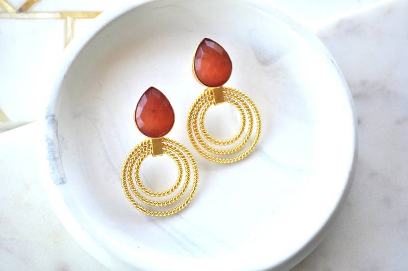 Handgemachte Orange Tropfen Ohrringe Gold Zirkelohrringe Handgemachte Orange Tropfen Ohrringe Gold Zirkelohrringe von Creasebysurekha