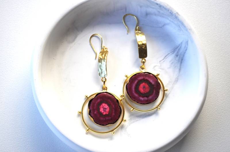 Handgemachte Pink Achat Ohrringe Goldfarbene Creolen von Creasebysurekha