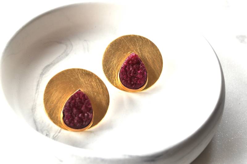 Handgemachte Rosa Druzy Ohrringe Bronzene Scheiben-Ohrstecker von Creasebysurekha