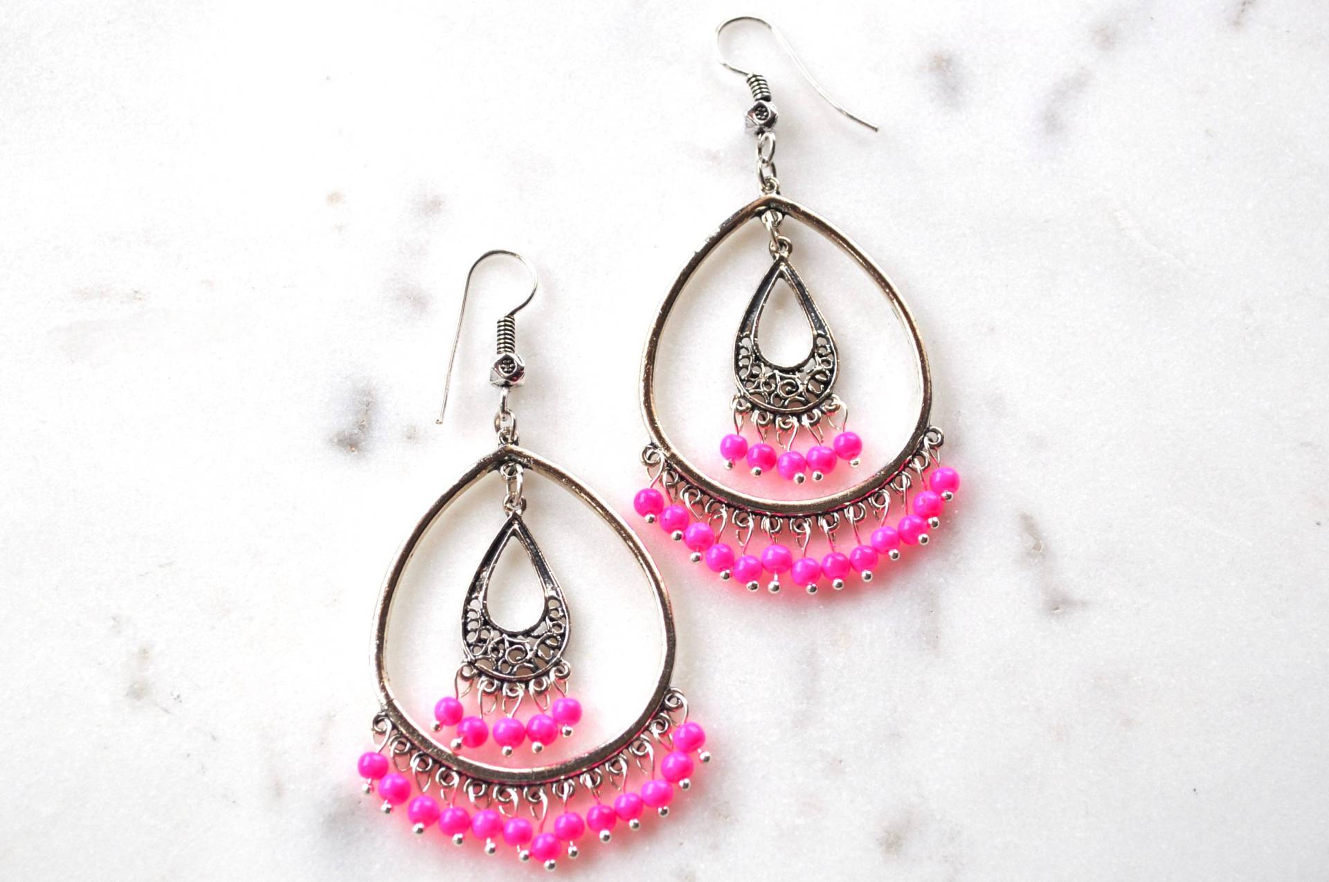 Handgemachte Rosa Perlen Baumeln Hoop Ohrringe von Creasebysurekha
